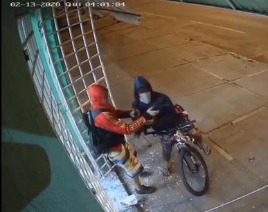 Comparsa recebendo os objetos furtados da loja. Foto: Rádio Caçula.