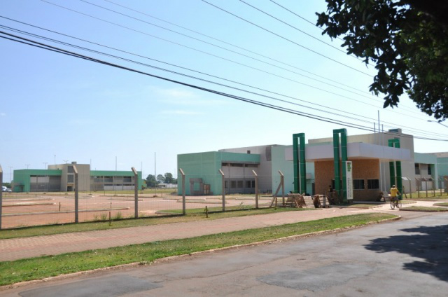 Obra tem blocos prontos, mas dois não foram concluídos. (Foto: Marcelo Calazans)