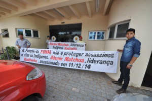 No dia 18 de dezembro, amigos e parentes dos dois indígenas kadiwéu assassinados se reuniram na sede da Funai para pedir investigação dos casos. (Foto: Marcelo Calazans)
