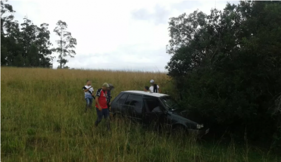 Homem estava escondido dentro de carro no interior de Santiago (Foto: Polícia Civil/Divulgação)