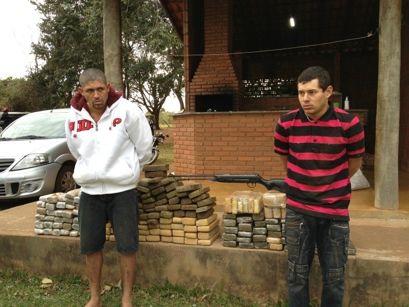 Dupla presa no Rancho da vereadora Rubens Conceição de Oliveira(camiseta branca),e Rafael Barbosa Gedro de 20 anos