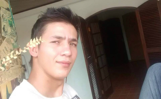 Boa pessoal. Já estou bem aqui em casa. Obrigado pessoal pelo apoio.. Agora, tem alguma chapa precisando de um vereador. Quem vota em mim?”, escreveu o jovem (Foto: Facebook)