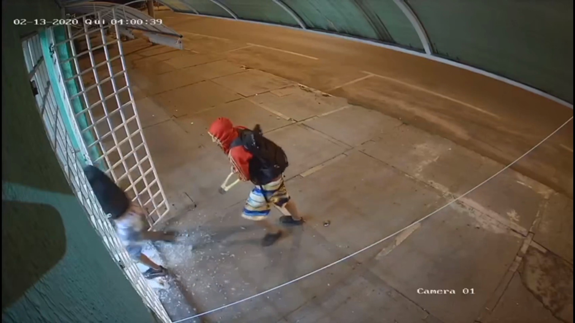 Adolescente se apresentou com a sua advogada na 1ª DP. Foto: Rádio Caçula. 