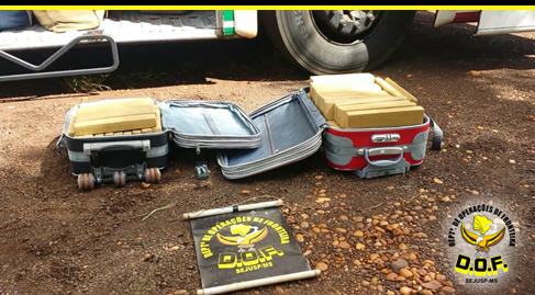 O entorpecente estava distribuído em 90 tabletes, em duas malas