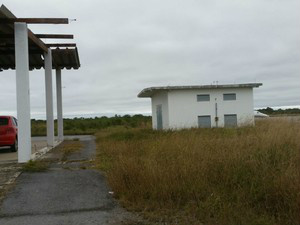 Estrutura de apoio está com o telhado quebrado(Foto: Edicarlos Oliveira/Arquivo Pessoal)