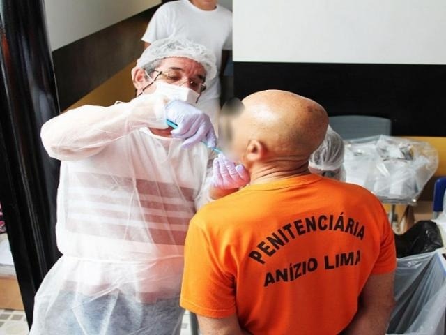 Coleta genética no Centro de Triagem “Anízio Lima” (Foto: Divulgação - Governo MS)