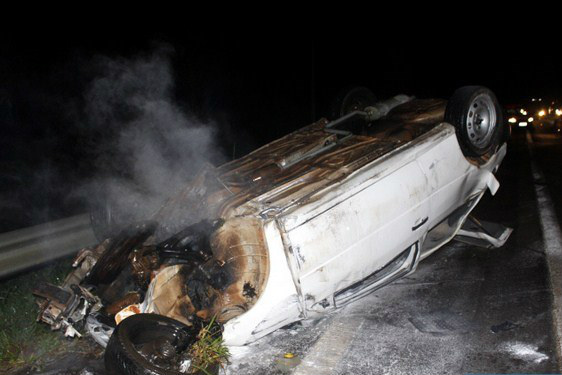 O gol capotou na pista - Crédito: Mil Notícias