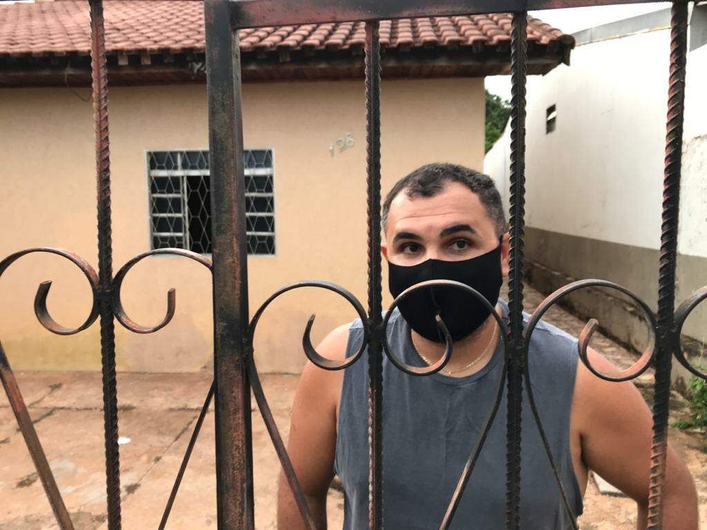 Rafael falou com o Campo Grande News na casa onde o corpo foi encontrado. (Foto: Marcos Rivani) 