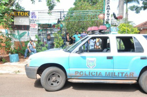 Corpo foi encontrado pela irmão da vítima dentro da residência onde ele morava no Bairro Rita Vieira. (Foto: Marcelo Calazans)