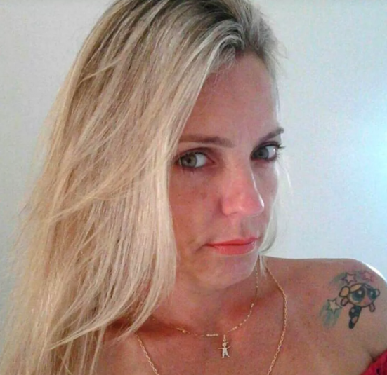 Carla Sampaio, de 43 anos, morreu ao tentar defender o marido durante assalto (Foto: Arquivo Pessoal)