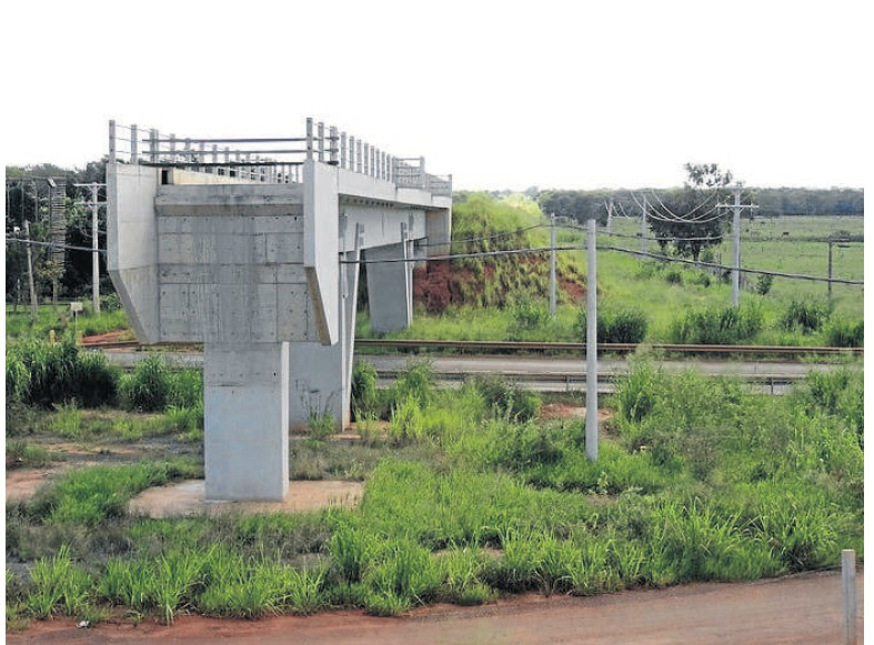 Abandono. Empreendimento milionário, que deveria desbloquear as vias urbanas de Três Lagoas, não foi finalizado e é tomado por matagal. Foto: Correio do Estado