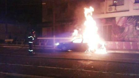 Momento em que bombeiros apagam fogo em veículo na madrugada deste sábado, em Araçatuba; polícia apura o caso