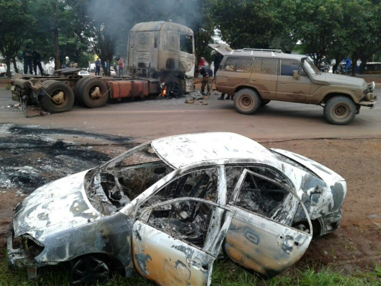 Na ação, 5 carros foram queimados, caminhões e bombas espalhadas pela cidade