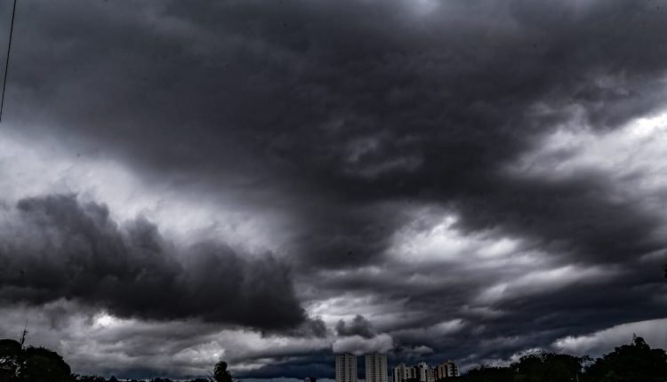Temporal que atingiu várias regiões na cidade de Campo Grande nesta quarta (Foto: Marcos Ermínio, Midiamax)