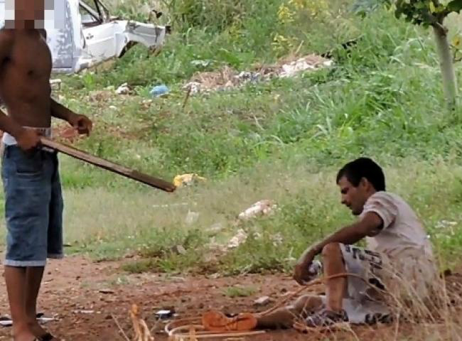 Ladrão foi espancado por moradores depois de furtar casa (Foto: Sidrolândia News)