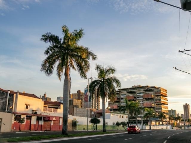 Em Campo Grande, dia amanheceu com céu claro e a máxima poderá chegar aos 35°C. (Foto: Henrique Kawaminami)