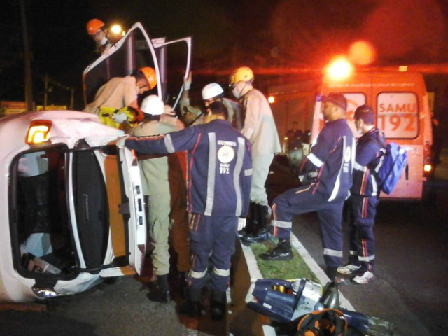 Carro tombou e vítimas foram socorridos por bombeiros e pelo Samu (Foto: José Aparecido/ TV Morena)