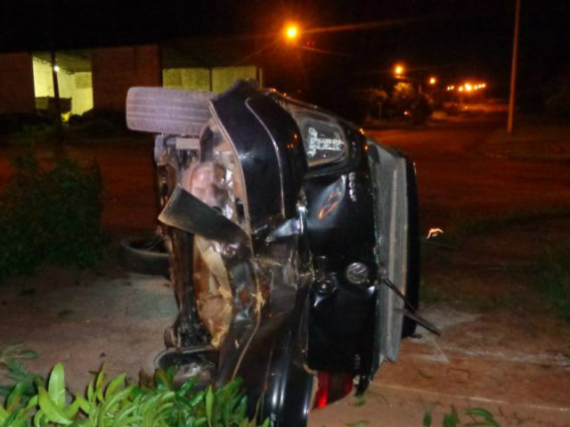 Carro ficou completamente destruído