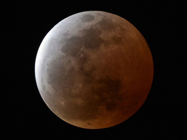 Eclipse lunar total, fenômeno conhecido como 'Lua de sangue', é observado na cidade de Urasoe, em Okinawa, no Japão, em abril (Foto: AP Photo/Kyodo News)