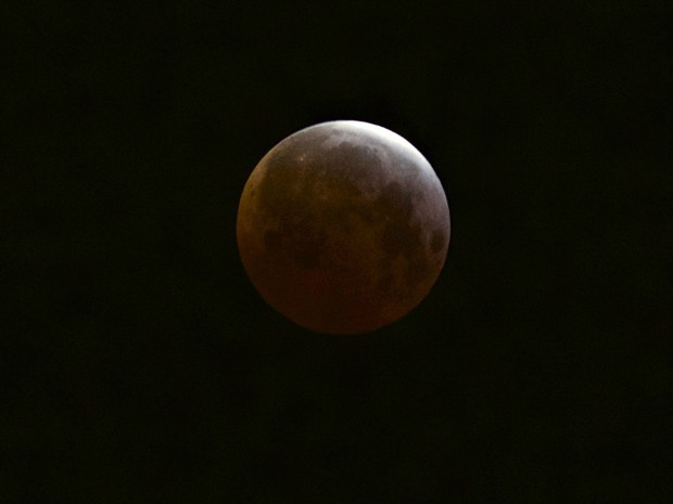 Eclipse lunar total, fenômeno conhecido como 'Lua de sangue', é observado de Echo Park, em Los Angeles, EUA, em abril (Foto: AP Photo/Damian Dovarganes)