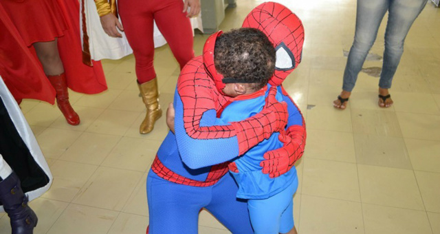 Menino vítima de tortura recebendo o apoio da Liga do Bem na Santa Casa de Campo Grande (Foto: Divulgação)