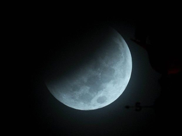 Eclipse lunar é visto de Miami, na Flórida (EUA) em outubro de 2014 (Foto: Wilfredo Lee/AP)