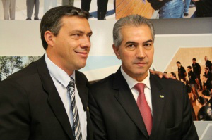 Figueiredo ao lado do governador Azambuja durante cerimônia de posse da Agepen. (Foto: Marcos Ermínio)