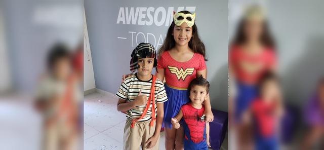 Foliões da festa de Pré-Carnaval realizada pela KNN Idiomas Três Lagoas. Foto: Reprodução.