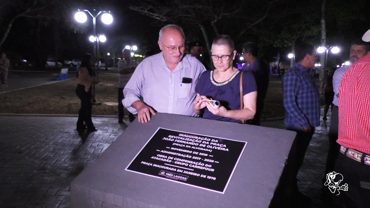 Familiares de João Fernando de Oliveira demonstram gratidão pela  homenagem ao soldado do Exército Brasileiro que batizou a praça. Foto: Hugo Leal/Rádio Caçula.