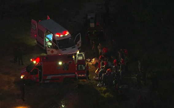 Bombeiros foram chamados para tentar salvar os soldados do Exército (Foto: TV Globo/Reprodução)