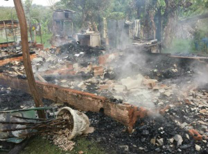 Depois de esfaquear a mulher, o suspeito incendiou a residência e fugiu em seguida (Foto: Kemila Pellin/Midiamax)