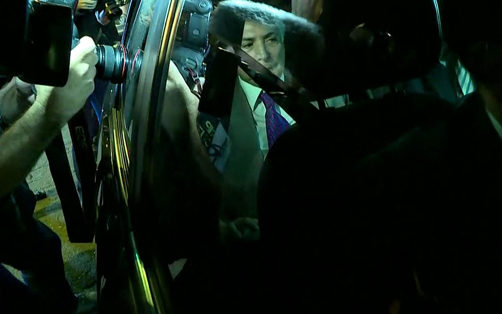 Temer na chegada a sua casa, na Zona Oeste de SP, após ser solto — Foto: Reprodução/TV Globo