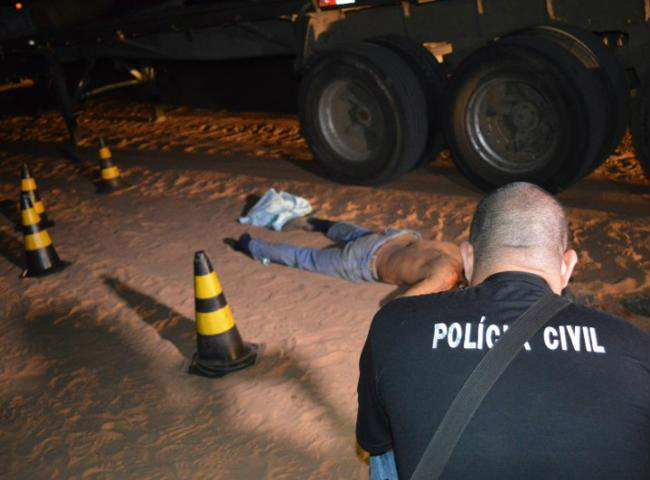 Equipes da Polícia Civil estiveram no local (Foto: Edição MS)