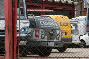 Viatura do Choque flagrada em oficina. (Foto: Marcos Ermínio)