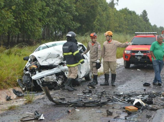 Bombeiros prestando socorro à vítimas do acidente. (Foto: Adriano Fernandes). 