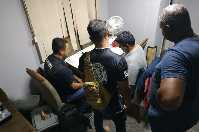 Policiais analisam conteúdo encontrado na casa de suspeitos em Mato Grosso do Sul - Divulgação/Polícia Civil
