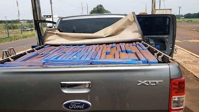 A droga estava na carroceria de uma caminhonete abandonada em uma estrada rural — Foto: PRF/Divulgação