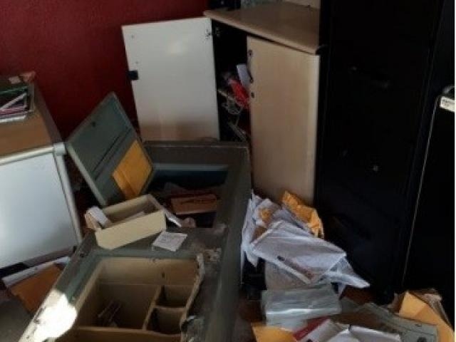 Bandidos arrombaram cofre e fugiram levando R$ 25 mil. (Foto: Cassilândia News)