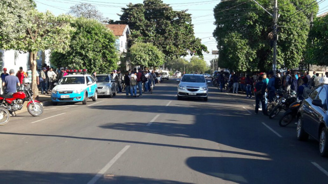 Desempregados lotam a frente da Casa do Trabalhador, em Três Lagoas. (Foto: Rádio Caçula).