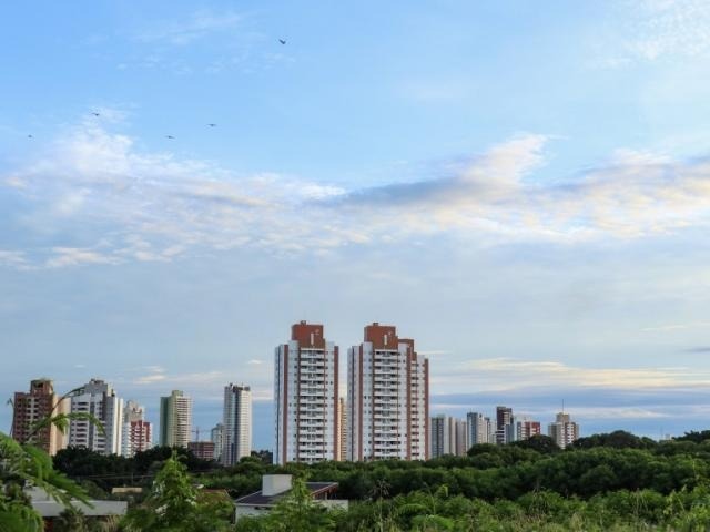 Campo Grande amanheceu com céu claro nesta quarta-feira. (Foto: Henrique Kawaminami)