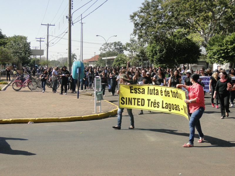 O s gritos de ordem eram contra as indicações nos cargos de direção nas escolas e Cei's.Foto: Rádio Caçula