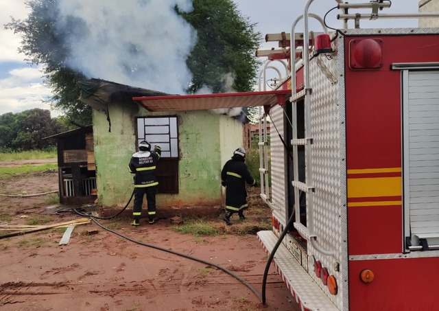 O incêndio ocorreu em uma residência na av. Baldomero Leituga, mas proximidades do piscinão. Foto: 5º GBM