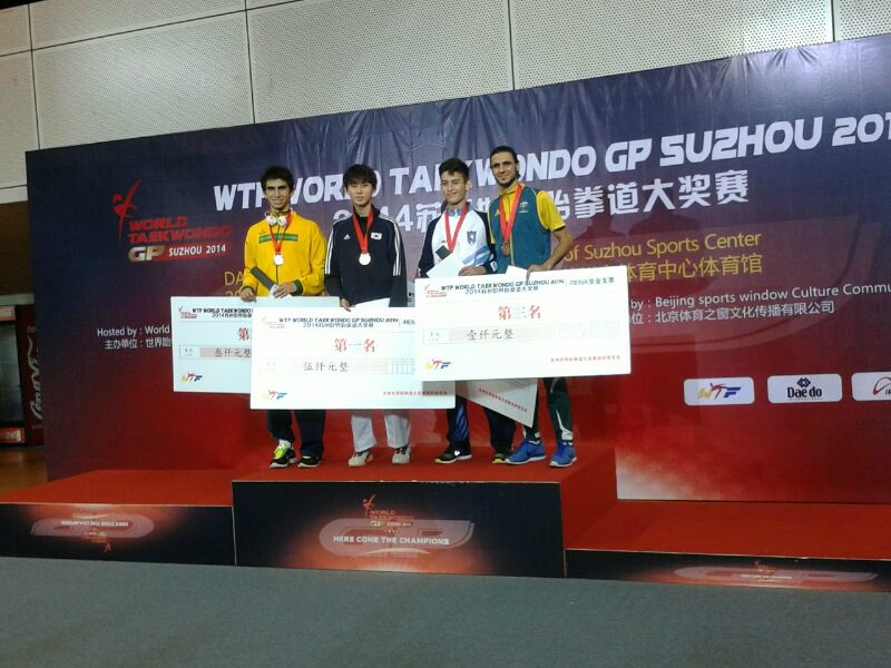 FOTO TKD – Guilherme Dias – o primeiro da esq. para direita