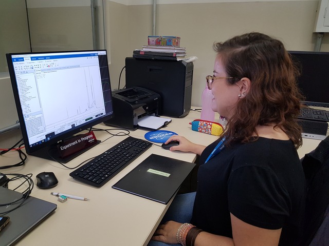 A técnica Luciana Ravaglia expõe gráfico gerado pelo equipamento