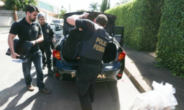 Policiais Federais deixam a residência de Milton Lyra em Brasília após apreensão de documentosAndré Coelho / O Globo