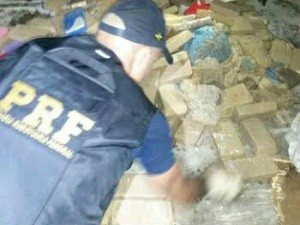 Policiais durante apreensão. (Foto: Divulgação/ PRF)