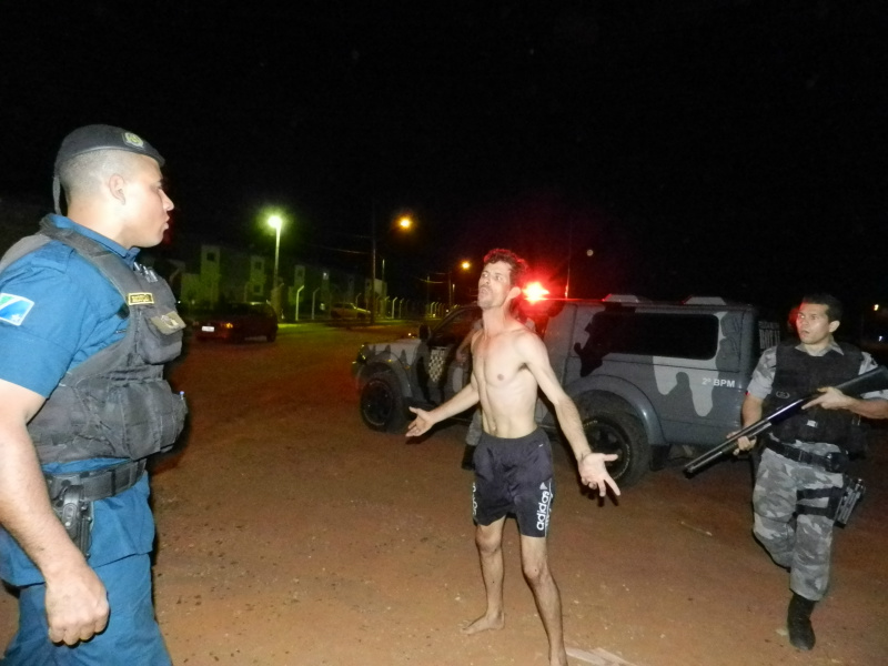 O vizinho nervoso foi contido pelos policiais antes de agredir Freitas, mas a fúria do mesmo acabou se voltando contra os policiais. Foto: Rádio Caçula