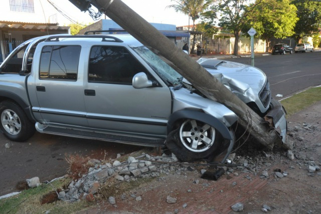 O poste quebrou devido a força da batida.Foto: C.G. News