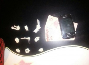 Papelotes de cocaína e dinheiro apreendidos com a dupla. (Foto: Divulgação)