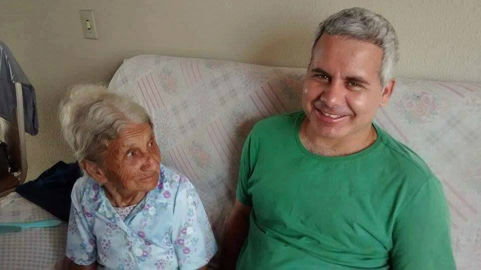 Oswaldo, ao lado de sua mãe adotivafoto: arquivo família
